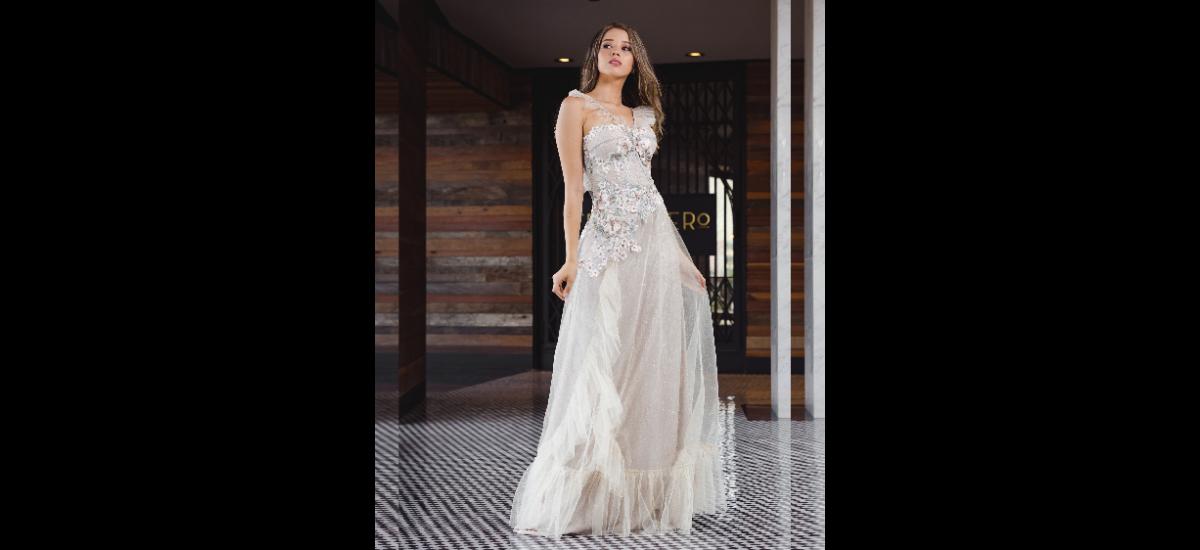 THALÍA SEGRERA: Vestido color taupe, elaborado en lycra metalizada y tul escarchado tornasol bordado con apliques en tul bordado flores en tonalidades pasteles. Este atuendo estilo corsé, lleva tirantas con pequeños boleros en tul, y falda terminando con un toque de boleros. MODELO: MELANIE DELL OLMO – AGENCIA ELIDA CASTRO MODELS/ MAQUILLAJE Y PEINADO: REBECA NÚÑEZ