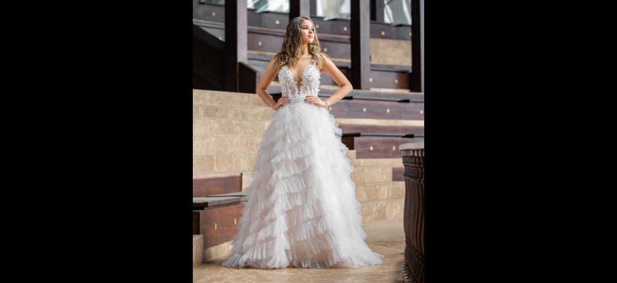 THALÍA SEGRERA: Vestido de novia con un escote profundo bordado a mano sobre tul español y tela recamada en piedras cristales y perlas. Falda de boleros pequeños en tul. MODELO: MELANIE DELL OLMO – AGENCIA ELIDA CASTRO MODELS/ MAQUILLAJE Y PEINADO: REBECA NUÑEZ/ LOCACIÓN: CENTRO COMERCIAL LA SERREZUELA/ FOTOS: FERNANDO PARRA LÓPEZ