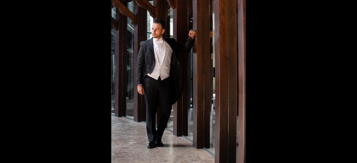 Frac, una propuesta de Boutique Gabriel. En las celebraciones nocturnas es el tipo de vestuario más formal para el hombre. Ha resurgido su uso adaptado al modernismo, con detalles más ajustados al cuerpo, sin perder su esencia clásica. Es la opción perfecta para un novio que quiere mostrar distinción, elegancia y clase. MODELO: JUAN CAMILO ZULUAGA/ LOCACIÓN: CENTRO COMERCIAL LA SERREZUELA /FOTO: FERNANDO PARRA LÓPEZ