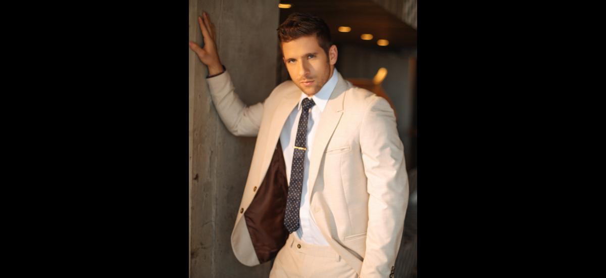 Traje Entero Ivory. Es el outfit perfecto para bodas de día en climas tropicales, en locaciones al aire libre, en la playa o jardín. Ideal para aquellos que les gusta celebrar su boda con un estilo propio y mucha naturalidad, por lo que es el preferido por parejas aventureras, atrevidas y muy naturales con un estilo “boho-folk o boho-chic”. Disponibles en tela de lino en diferentes colores como azul cielo, azul rey, ivory, blanco, verde, mandarina, avena, entre otros. Propuesta de D’ Clase.