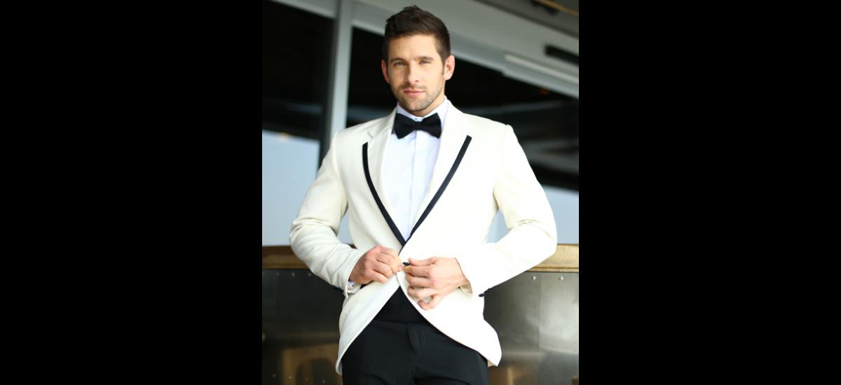 Smoking Tropical de D’ Clase. También conocido como White Tuxedo es el outfit perfecto para una boda elegante de estricta etiqueta en climas cálidos y tropicales. Disponible en color Ivory y diferentes tonalidades de blanco, con solapa redonda completa negra, completa blanca, de punta recta, con detalles como el de la foto y otras opciones. Se puede combinar con faja y corbatín negro, vino tinto y otro color a elección del novio. FOTOS: CORTESÍA D’ CLASE