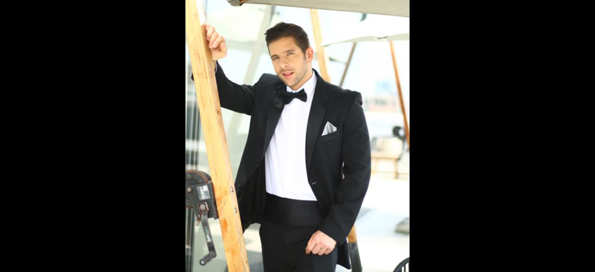 Smoking Negro. Solicitado en bodas de corbata negra, junto con el Frac, Chaqué o Sacoleva, es el outfit perfecto para denotar elegancia atemporal en la boda. Se recomienda principalmente para bodas de noche. Disponible con solapa redonda, de pico y con diferentes botones. Se puede combinar con faja y corbatín negro, u otro color a elección del novio. Un estilo de D’ Clase.
