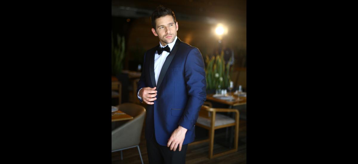 Smoking Azul de D’ Clase. Junto con Frac, Chaqué o Sacoleva Azul, es el outfit ideal para denotar elegancia vanguardista que aviva los límites del estilo tradicional. Perfecto para bodas de tarde y noche. Disponible en diferentes cortes, estilos de solapa, botones, print y telas (clásicas o satinadas); así como colores vino tinto y gris plata.