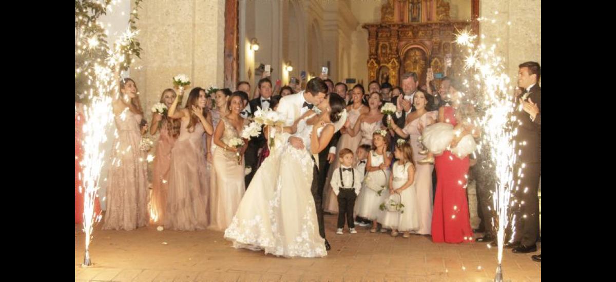 Sofía Castellanos Lequerica y Daniel Parra Michelena, a su salida de la iglesia.