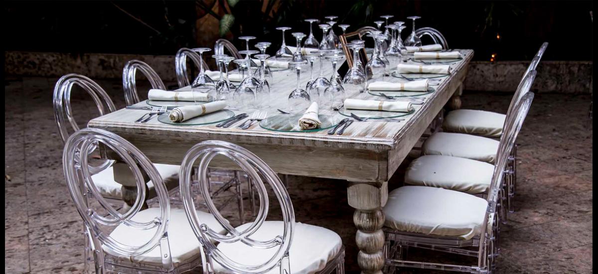 Los exteriores requieren de menos elementos, el aprovechamiento del lugar es fundamental, como esta decoración de Decorfiestas.