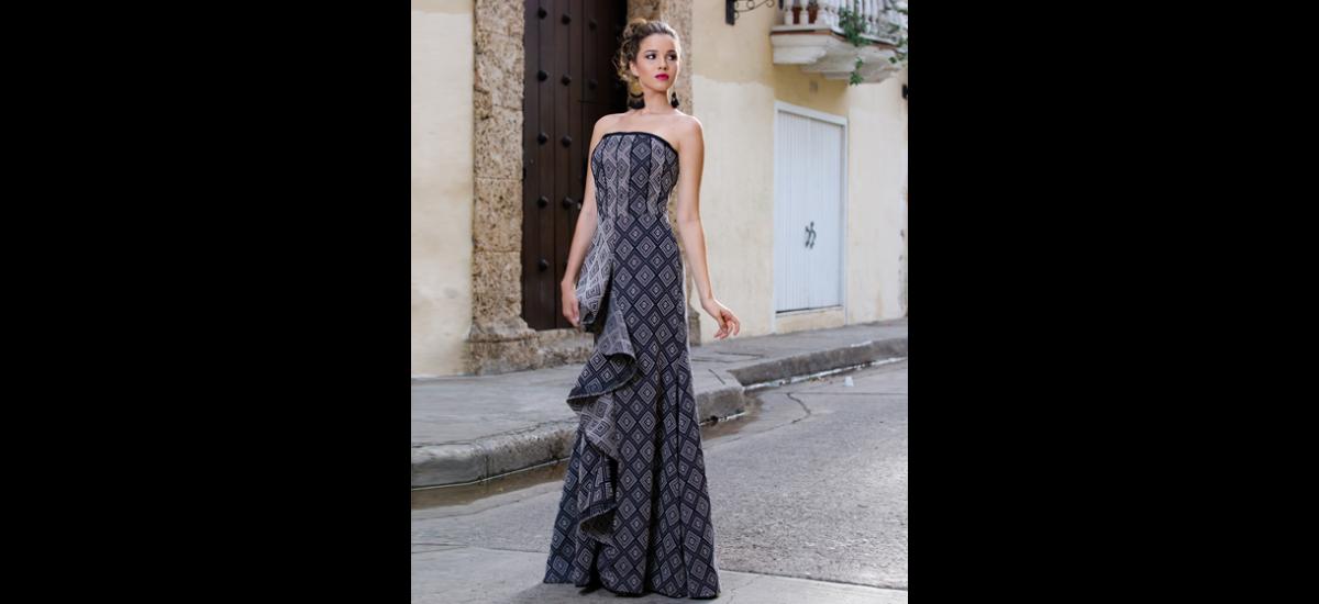 DIANA MARTÍNEZ: Vestido confeccionado en un tejido tipo telar, de trabajo artesanal, en negro y crudo. Escote palabra de honor y en el frente, un volante espiral que marca la diferencia. MODELO: MELANIE DELL OLMO – AGENCIA ELIDA CASTRO MODELS/ MAQUILLAJE Y PEINADO: DARWIN CARVAJAL PARA DIEGO MOYA SALÓN/ DISEÑOS DIANA MARTÍNEZ/ 3116881685/BOCAGRANDE AV. SAN MARTÍN #5-84 LOCAL 2-02