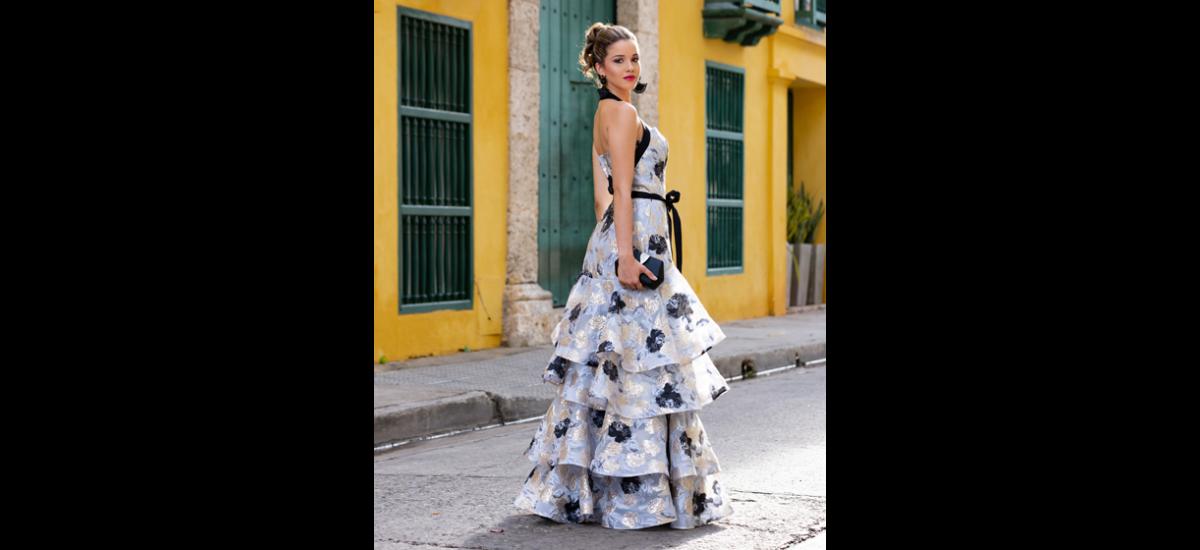 DIANA MARTÍNEZ: Diseño elaborado en organza brocada en estampación de flores negro, gris y plata. Falda en boleros asimétricos. Una propuesta elegante para invitada a una boda.