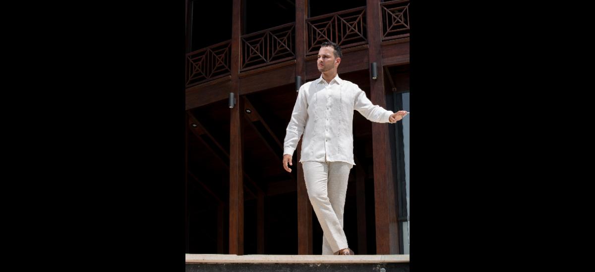 Este atuendo, compuesto por una guayabera color ivory, con bordado en filigrana y el pantalón de lino en la tonalidad avena, resulta perfecto para una boda informal, en las playas o baluartes, diseño de Edgar Gómez.