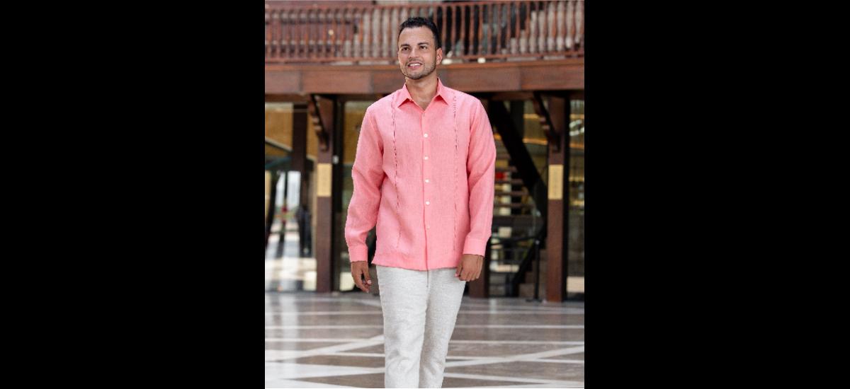 En esta propuesta en lino, Edgar Gómez trae el pantalón de tono arena y lo combina de una forma más tropical, con una guayabera en color guayaba que exhibe un discreto bordado a mano. Es el atuendo ideal para disfrutar la boda al aire libre.