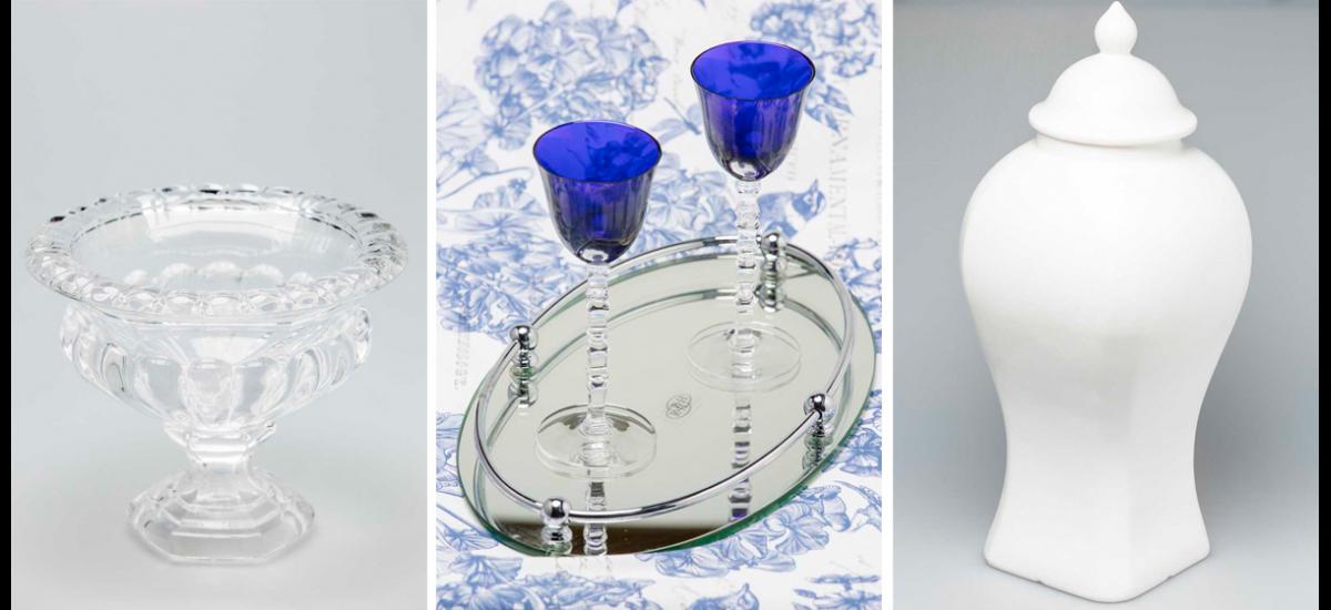 Detalles propuestos por Flores y Regalos, florero en cristal alemán, bandeja en espejo y copas checas y ánfora en porcelana blanca.