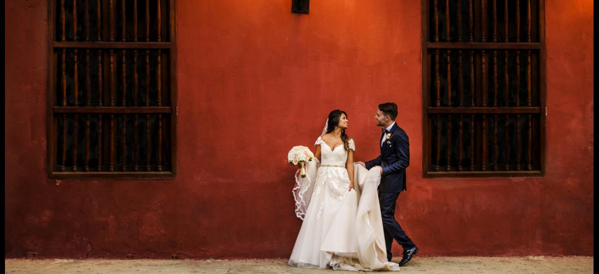 Calle Las Bóvedas. El rojo de la pared, dos ventanas grandes y la luz de un farol… Todos, elementos para crear una foto mágica, digna de enmarcar. CORTESÍA PEDRAZA PRODUCCIONES