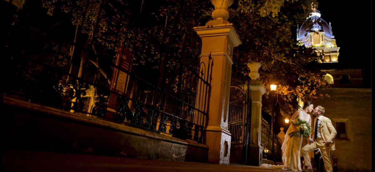 Parque de Bolívar. Aunque el Parque de Bolívar no es un escenario muy fácil, por ser tan concurrido, valdrá la pena tomarse una foto en esta zona, con los árboles y las luces de la cúpula de la Catedral Santa Catalina de Alejandría al fondo.