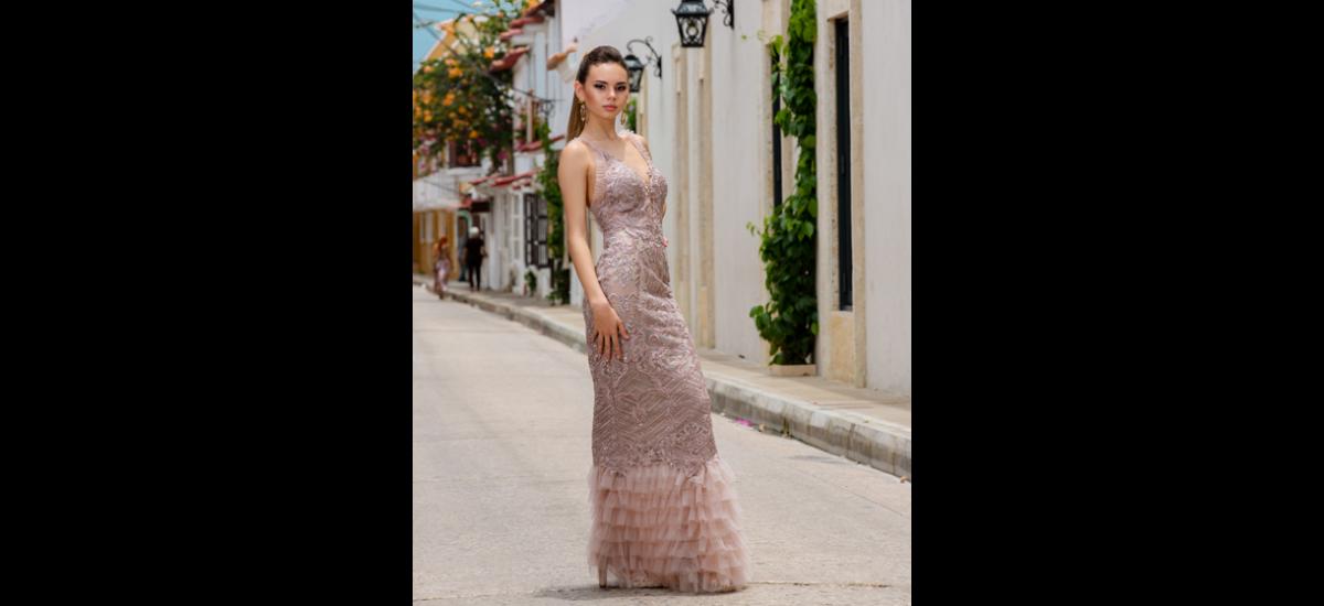 JENNY AMADOR: Vestido en encaje recamado en cristales y pedrería, en tono rose gold, trabajado artesanalmente y terminando con una capa de tul.