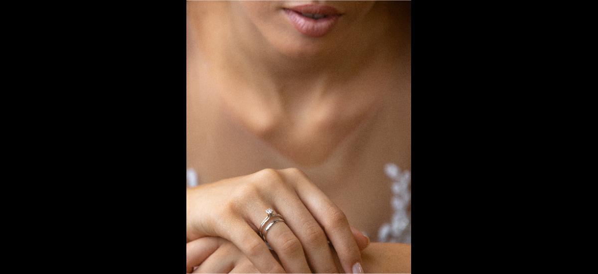 Con un toque sutil de diamantes y en combinación de oro amarillo y blanco, el anillo de compromiso y de matrimonio.