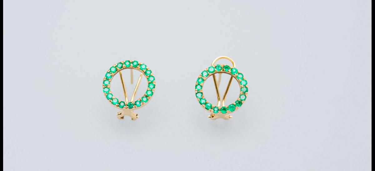 Aretes en oro amarillo con 36 esmeraldas, una propuesta de Esmeraldas & Artesanías Colombianas.