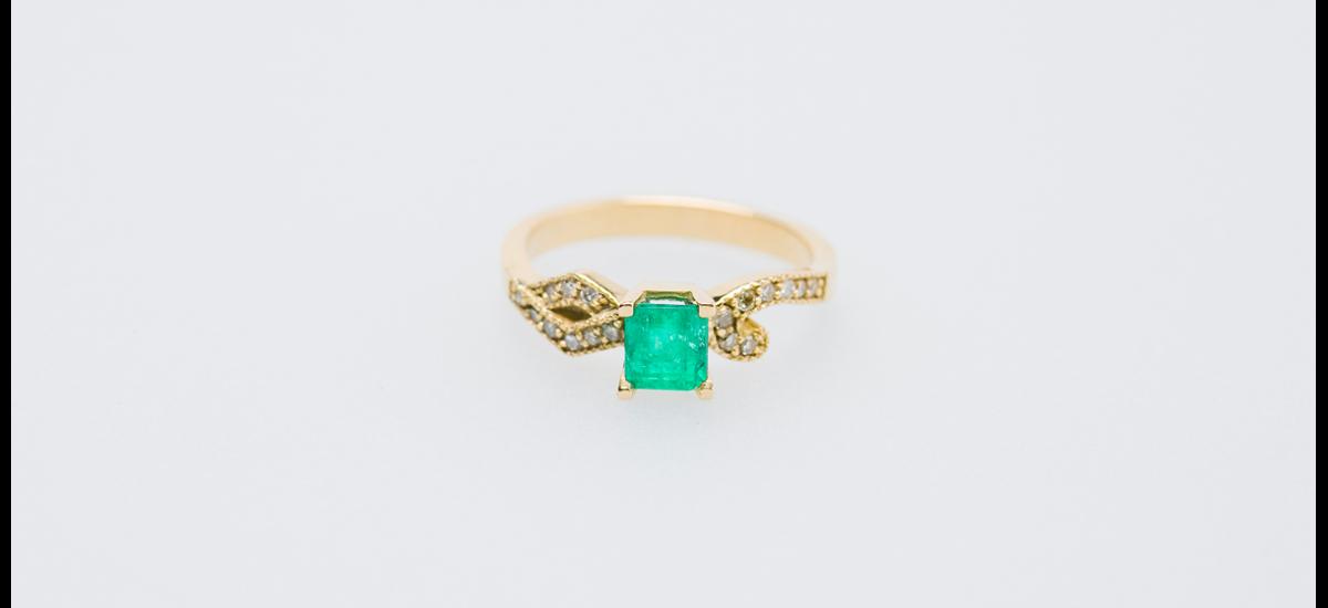 Un diseño especial de Esmeraldas & Artesanías Colombianas para un anillo de compromiso con esmeralda y 17 diamantes redondos.