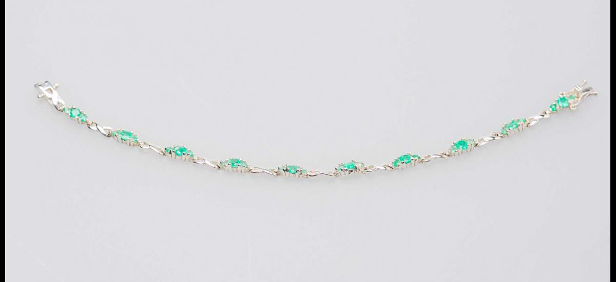 Pulsera en plata con 30 esmeraldas, diseño de Esmeraldas & Artesanías Colombianas.