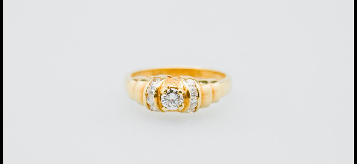 Una creación de Joyería Nancy para anillo de compromiso en oro amarillo y diamantes.