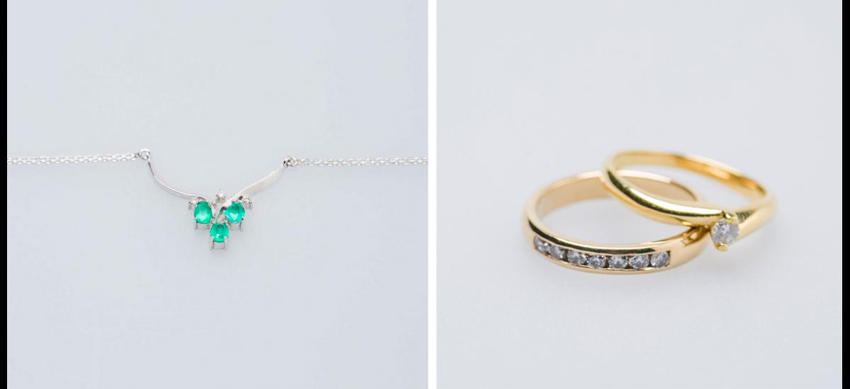 Gargantilla con tres esmeraldas y tres diamantes, en oro blanco y juego de argolla y anillo de compromiso en oro amarillo y diamantes, propuesta nupcial de Platería Ramírez.