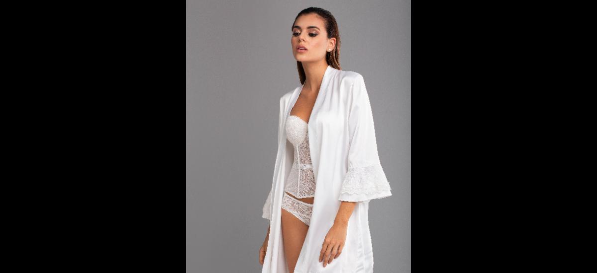 Piezas en encaje, acompañadas por un fino kimono en tonalidad marfil. FOTOS CORTESÍA TANIA