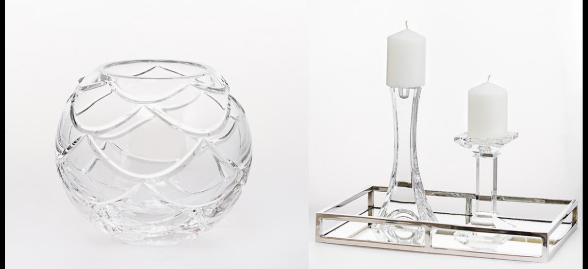 Bowl en cristal checoslovaco con ondas y bandeja rectangular con fondo de espejo, dos candelabros de cristal de bohemia transparente y velas redondas.